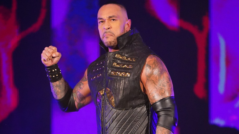 Damian Sacerdote levanta un puño mientras realiza su entrada en la reacción violenta de la WWE