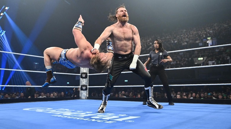 Sami Zayn clotheslines Ilja Dragunov on "WWE SmackDown"