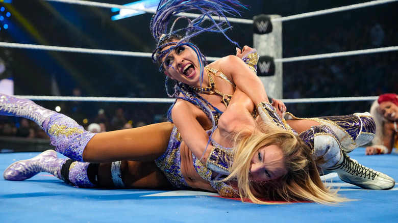 Giulia con los anillos de Saturno en Charlotte Flair en su partido en 
