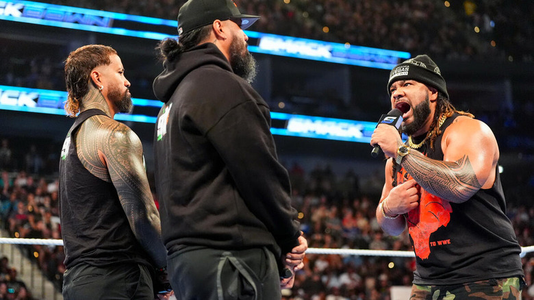 Jacob Fatu yells at the Usos on the mic on "WWE SmackDown"