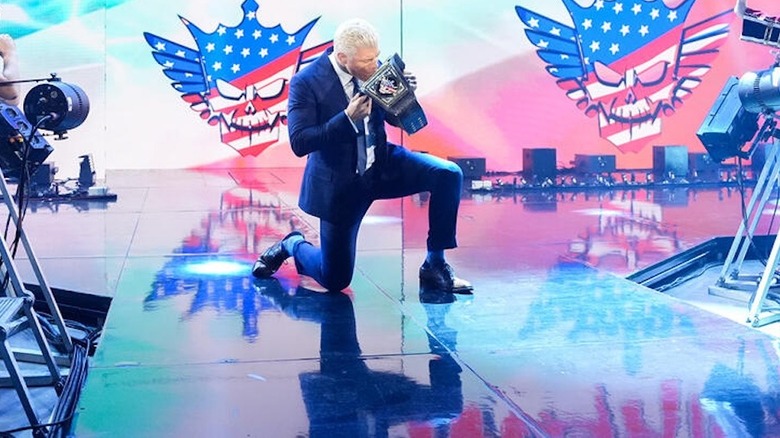 Cody Rhodes kisses world title belt on entrance ramp on 