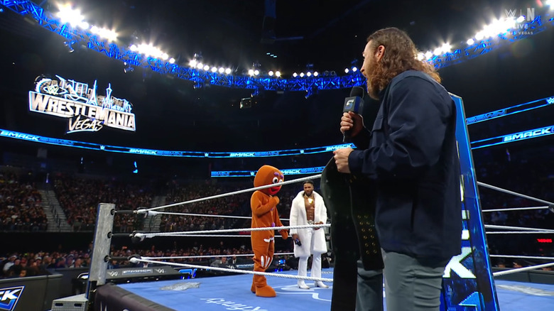 Zayn talking to Williams and the gingerbread man