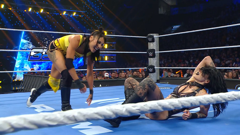 Michin and Ripley in the ring