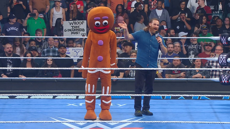 Zayn and the gingerbread man in the ring