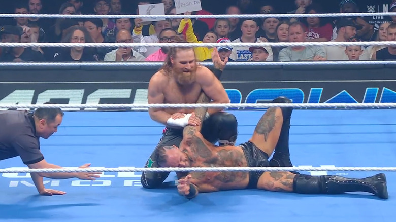 Zayn wearing down Black with a submission hold