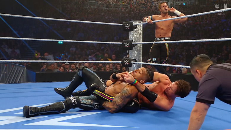 Sabin with a submission hold locked in on Hayes as Shelley watches from the apron
