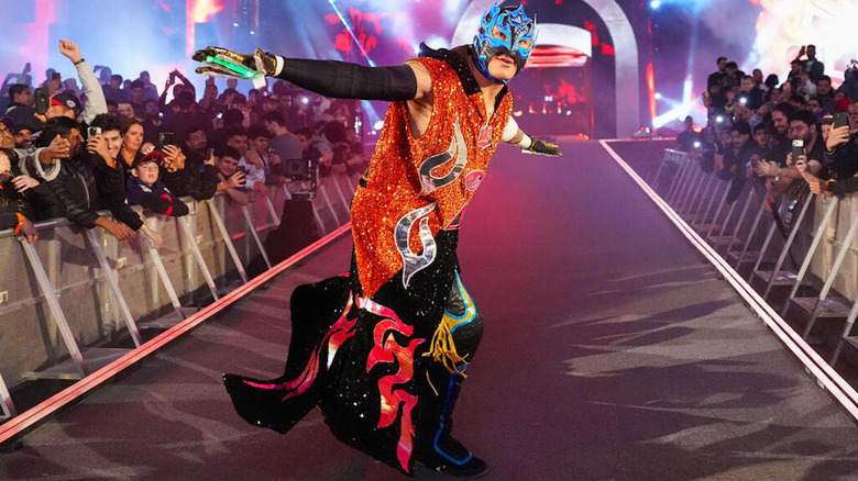 Rey Fénix's entrance