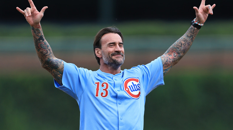 CM Punk después de lanzar el primer lanzamiento en un juego de Chicago Cubs vs Washington Nationals, 2025.