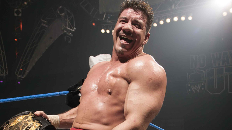 Eddie Guerrero esta sonriendo