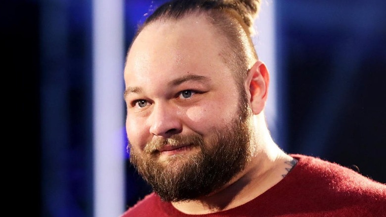 Bray Wyatt mira hacia otro lado