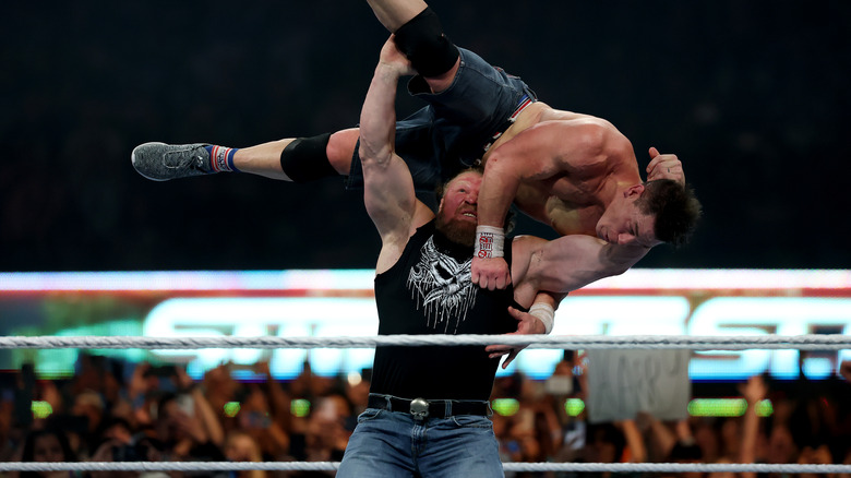 Brock Lesnar entrega un F-5 a John Cena