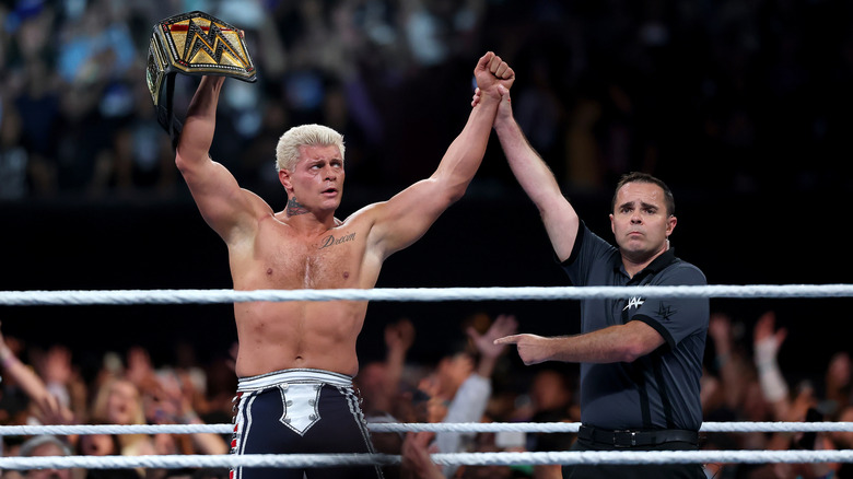 Cody Rhodes celebra con el título de la WWE