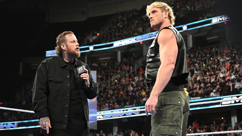 Jelly Roll se dirige a Logan Paul en WWE Smackdown