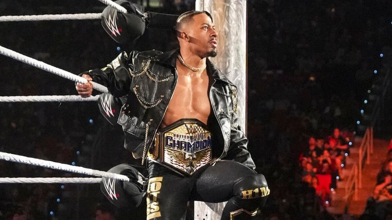 United States Champion Carmelo Hayes poses on the ropes and looks to the fans before a match on 