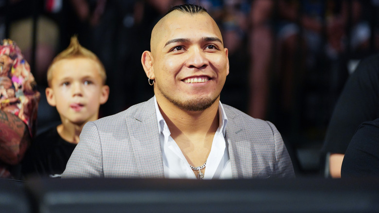 Vikingo seated ringside