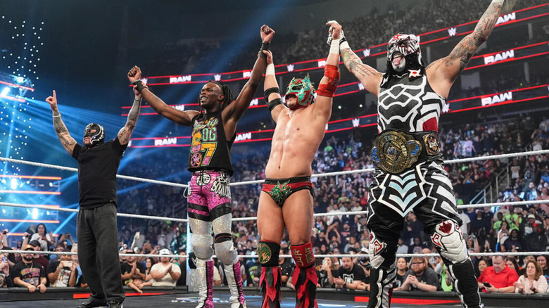 Rey Mysterio, Je'Von Evans, Dragon Lee, and Penta raising each other's hands