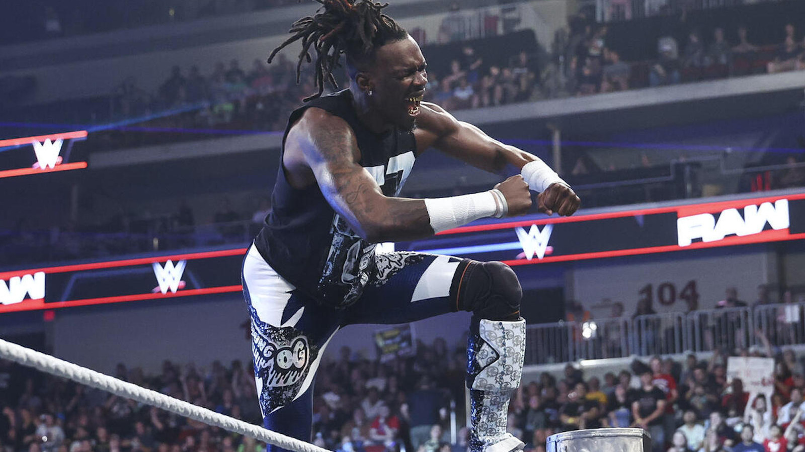 WWE’s Je’Von Evans Explains How He Became Friends With Becky Lynch