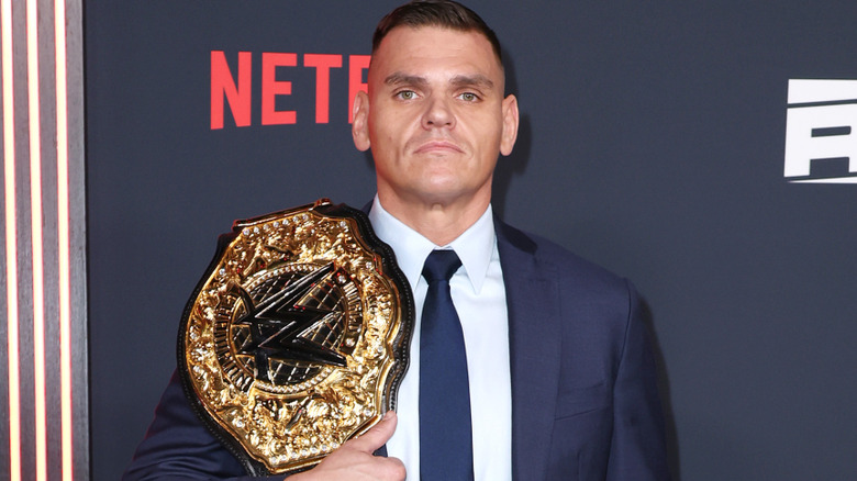 Gunther sosteniendo el Campeonato Mundial Peso Pesado de la WWE