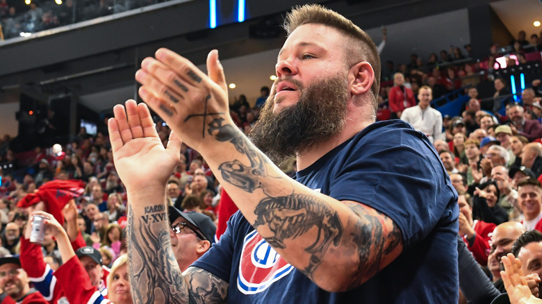 Kevin Owens clapping