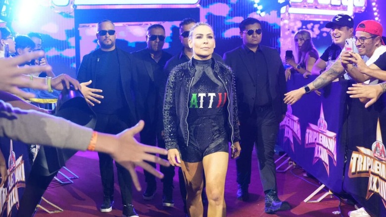 Nattie walks down the ramp with her entourage before her Reina de Reinas Championship match at Triplemania XXXIII.