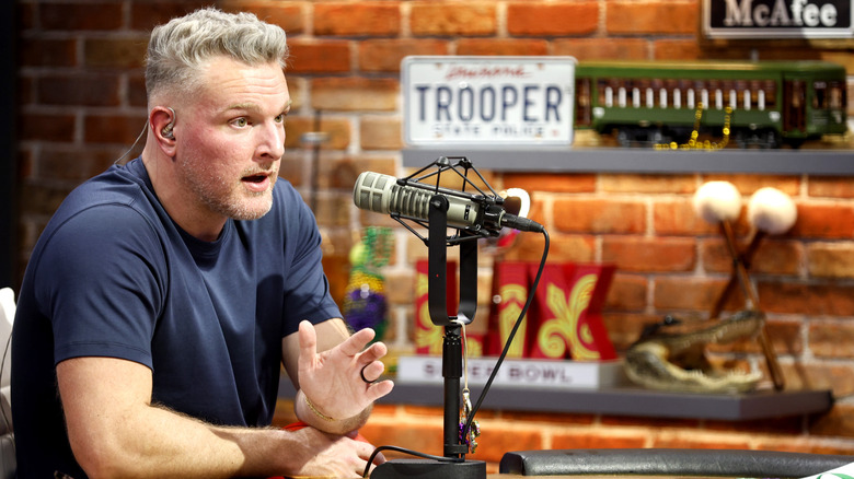 Pat McAfee en el set durante 