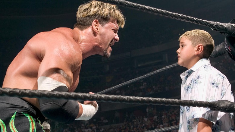 Eddie Guerrero se enfadó con Dominik Mysterio durante la pelea con su padre, Rey Mysterio, en 2005.
