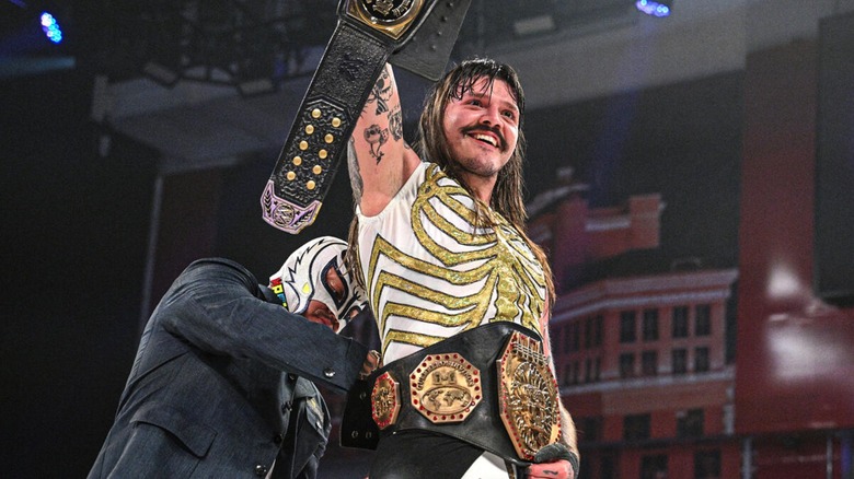 Rey Mysterio coronando a Dominik Mysterio como Megacampeón AAA en World's Collide 2025.