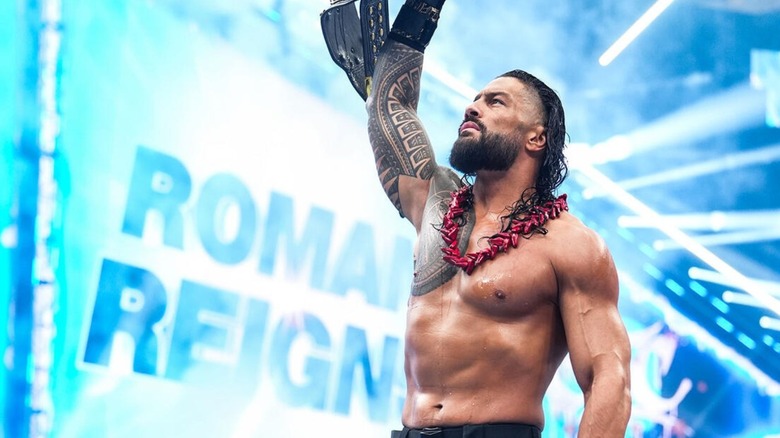 World Heavyweight Champion Roman Reigns lifts the title and poses for fans ahead of his match against Seth Rollins at WWE SummerSlam 2026.
