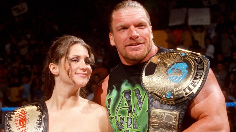 Stephanie McMahon y Triple H como campeona femenina de la WWE y campeona de la WWE