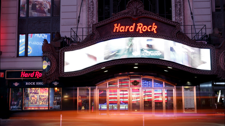 Vista de lapso de tiempo nocturno del Hard Rock Cafe (1501 Broadway, entre las calles West 43 y 44), Manhattan's Times Square, Nueva York, Nueva York, 9 de enero de 2013. Ubicado en el edificio Paramount, fue el antiguo hogar del Palacio de películas de Paramount Theatre.