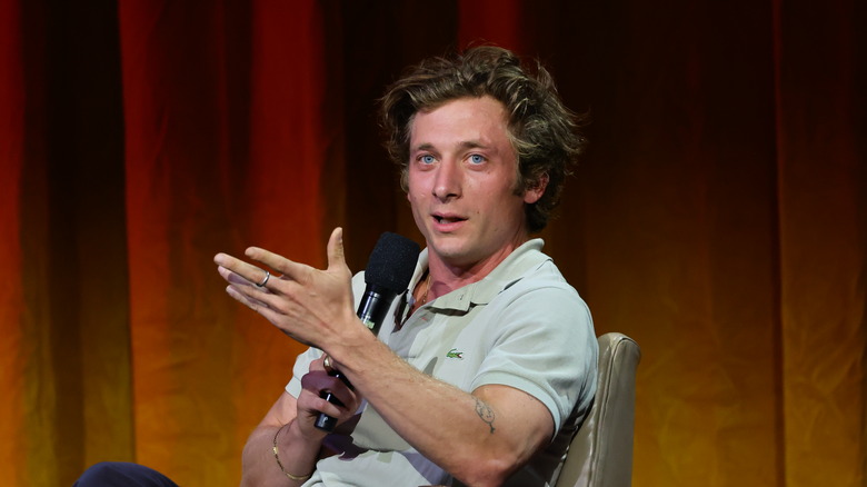 Jeremy Allen White smiling