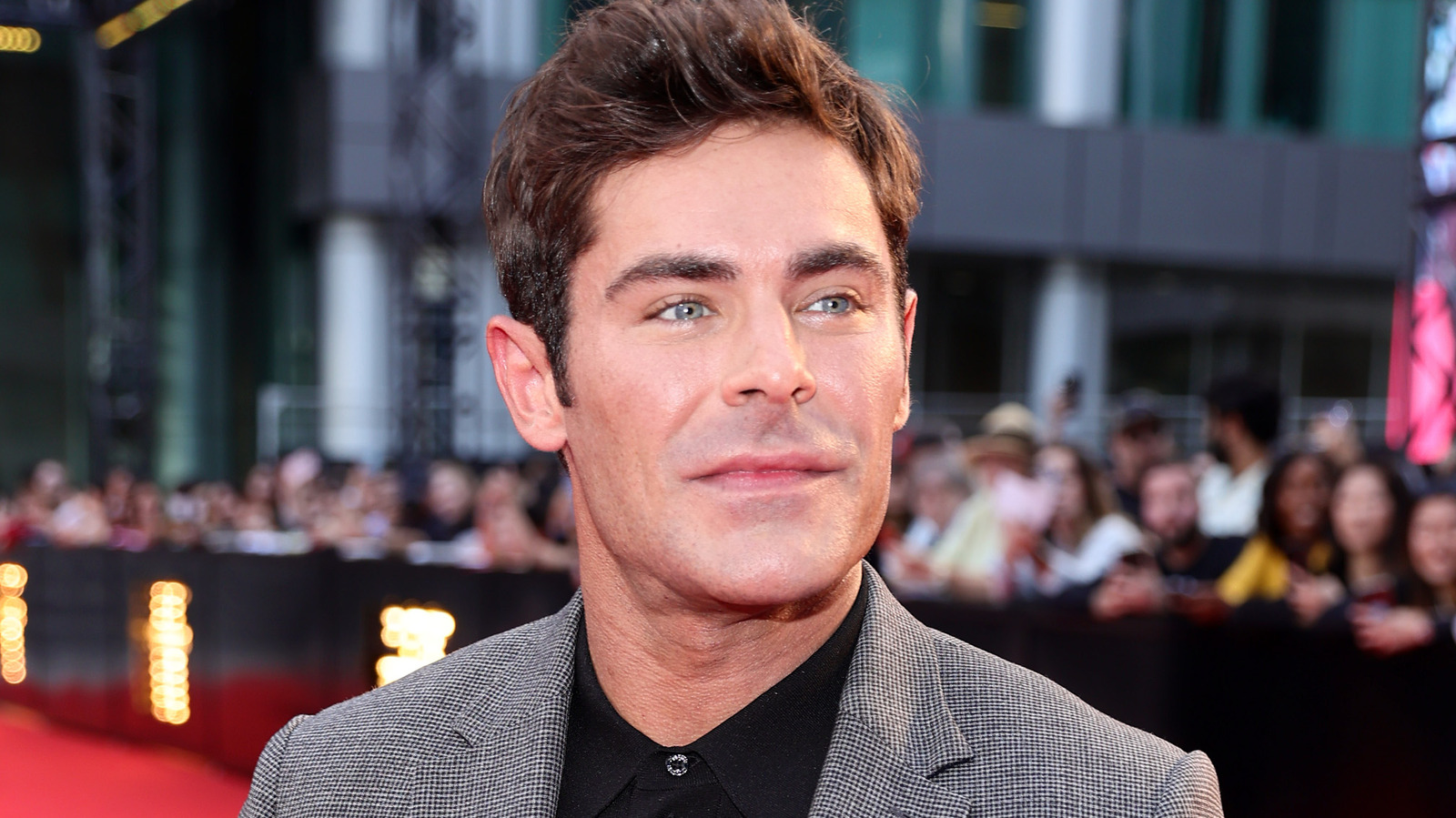 Zac Efron Is Nearly Unrecognizable as a Bulked-Up Wrestler for